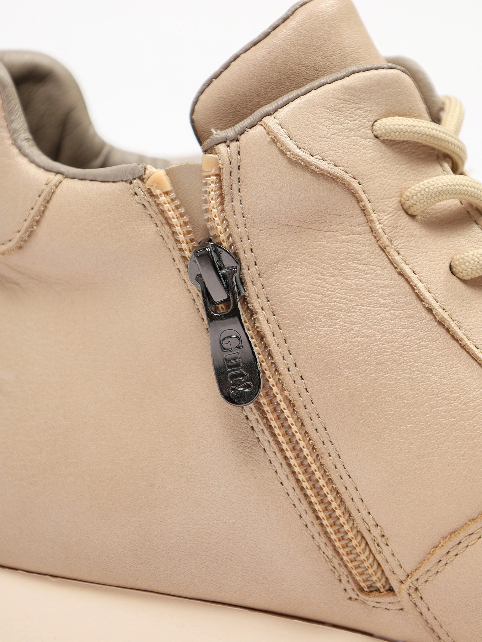 Кроссовки бежевого цвета на рельефной подошве